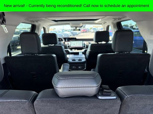 Used 2025 Ford Expedition Platinum AWD/4WD image 3