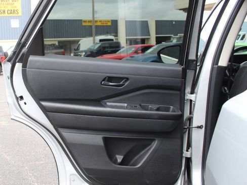 Used 2025 Nissan Pathfinder SV FWD image 19