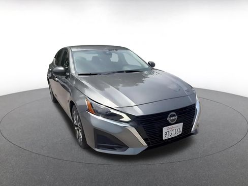 Used 2025 Nissan Altima 2.5 SV FWD image 3