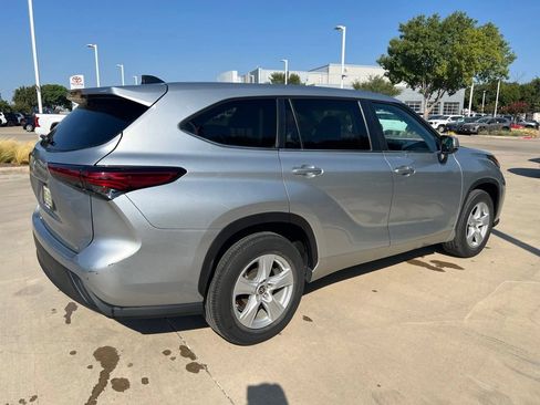Used 2023 Toyota Highlander LE FWD image 17