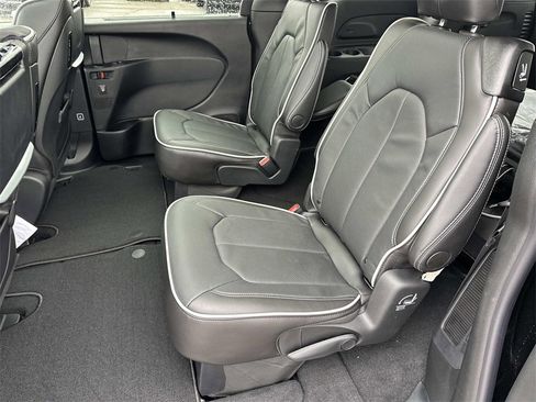 New 2026 Chrysler Pacifica Limited image 9