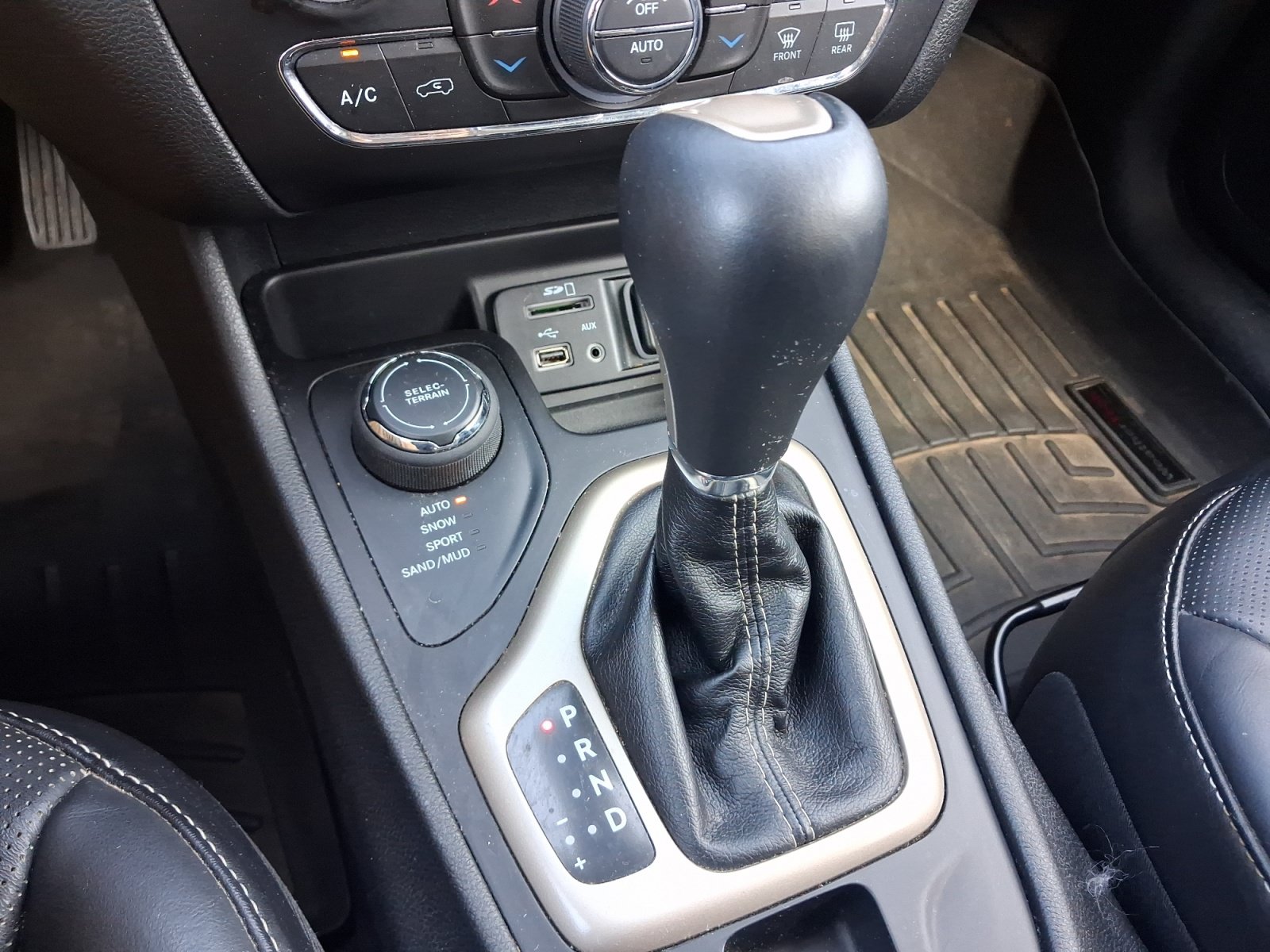 Used 2015 Jeep Cherokee Limited w/ Luxury Group AWD/4WD image 13