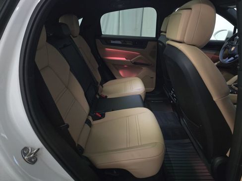 Certified 2025 Porsche Cayenne E-Hybrid Coupe AWD/4WD image 24