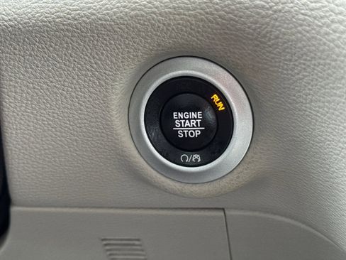 Used 2024 Chrysler Pacifica Select image 27