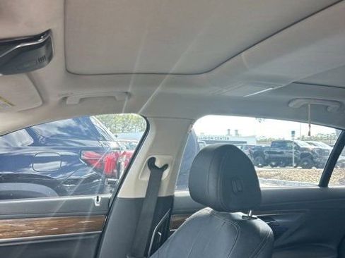 Used 2016 BMW 740i image 10