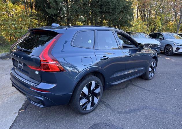 Used 2024 Volvo XC60 T8 Ultimate w/ Climate Package AWD/4WD image 3
