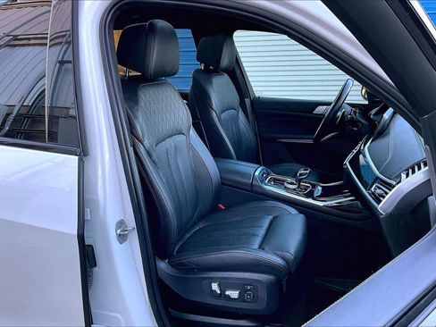 Used 2022 BMW X7 M50i image 8