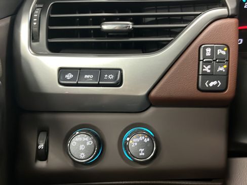 Used 2019 Chevrolet Suburban Premier AWD/4WD image 36