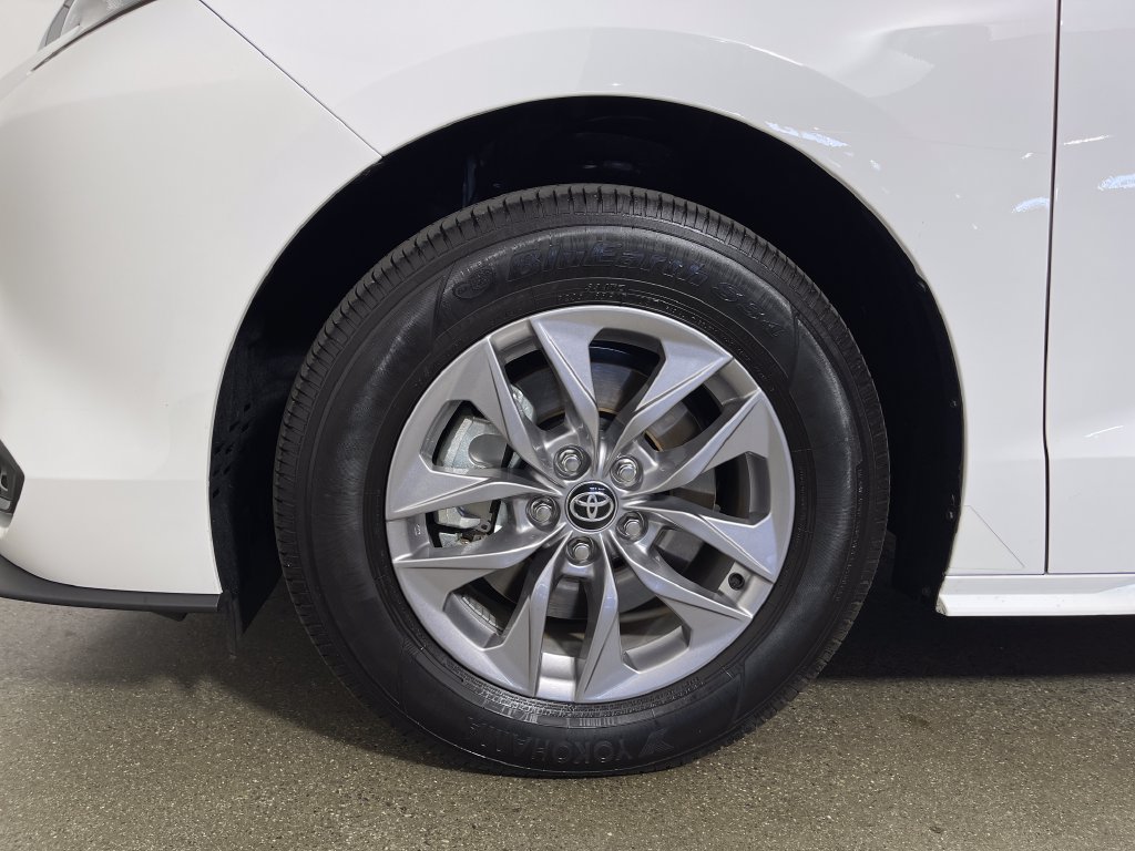 Certified 2026 Toyota Sienna LE FWD image 11