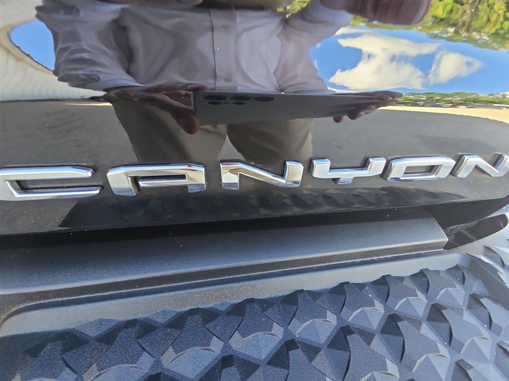 Used 2025 GMC Canyon Denali AWD/4WD image 32
