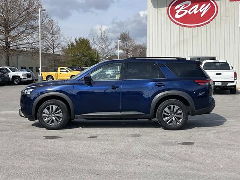 Used 2024 Nissan Pathfinder SV image 2