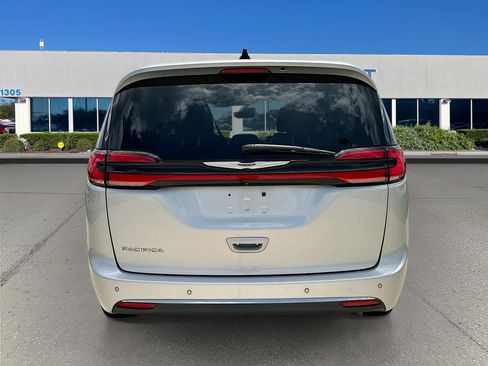 Used 2024 Chrysler Pacifica Touring-L FWD image 6