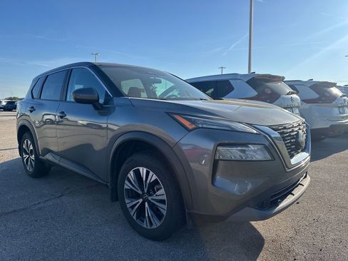 Used 2023 Nissan Rogue SV image 3