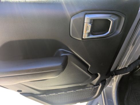 Used 2021 Jeep Gladiator Willys image 11