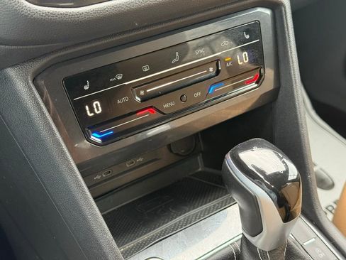 Used 2022 Volkswagen Tiguan SE image 42