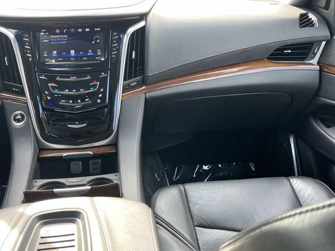 Used 2020 Cadillac Escalade Luxury AWD/4WD image 14