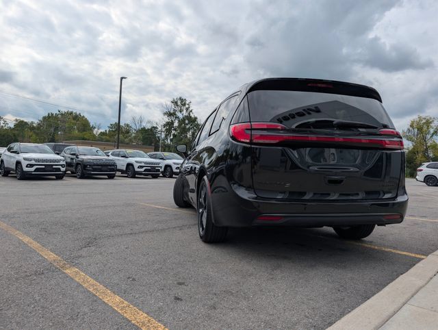 Used 2025 Chrysler Pacifica Limited FWD image 6
