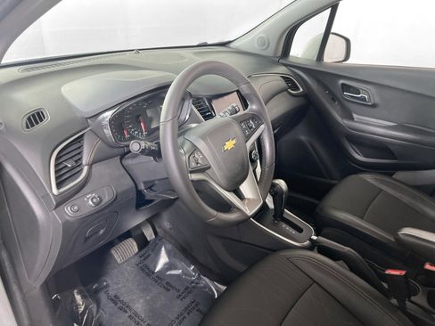 Used 2022 Chevrolet Trax LT w/ LT Convenience Package AWD/4WD image 9