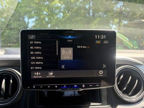 Used 2019 Toyota Tacoma SR5 RWD image 9