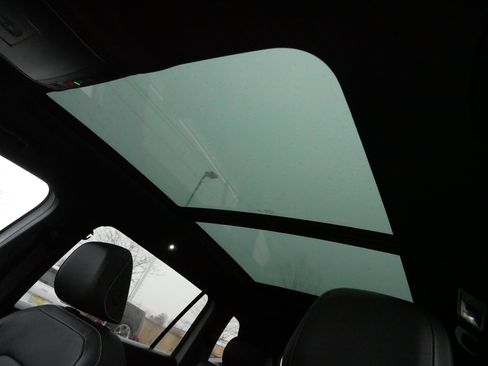 Certified 2022 Volkswagen Tiguan SEL R-Line image 35