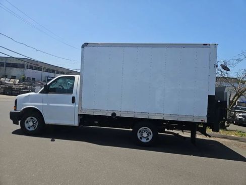Used 2017 Chevrolet Express 3500 RWD image 11
