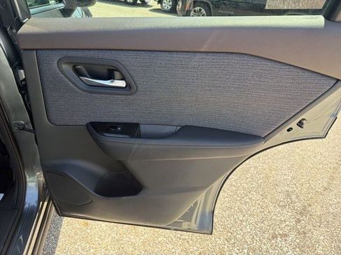 Used 2023 Nissan Rogue SV image 16