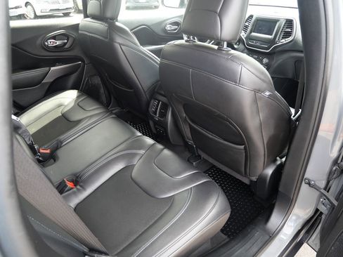 Used 2019 Jeep Cherokee Latitude Plus w/ Cold Weather Group AWD/4WD image 29