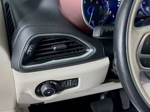 Used 2020 Chrysler Pacifica Limited FWD image 14
