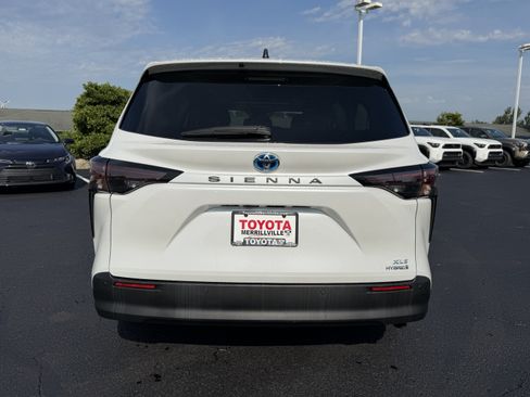 Certified 2024 Toyota Sienna XLE FWD image 5