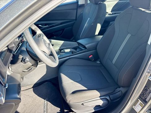 Certified 2025 Hyundai Elantra SE image 19