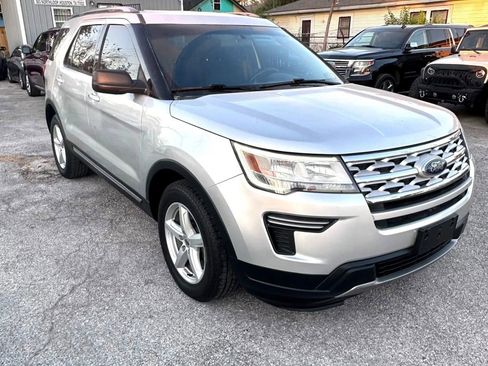 Used 2018 Ford Explorer XLT FWD image 1