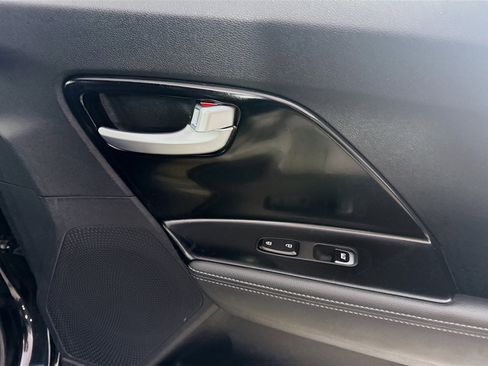 Used 2017 Kia Niro EX image 31