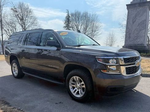Used 2018 Chevrolet Suburban LT image 3