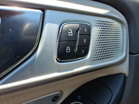 Used 2020 Ford Explorer Platinum w/ Premium Technology Package AWD/4WD image 17