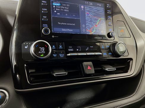 Used 2022 Toyota Highlander XLE image 17