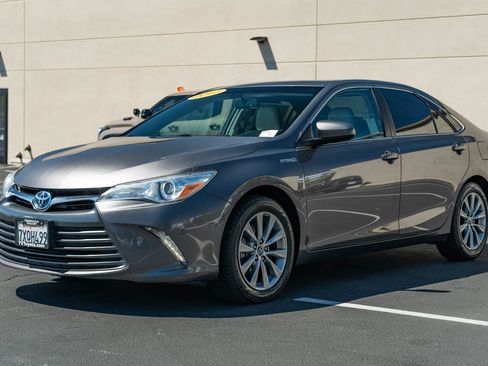 Used 2017 Toyota Camry XLE w/ Moonroof Package FWD image 3