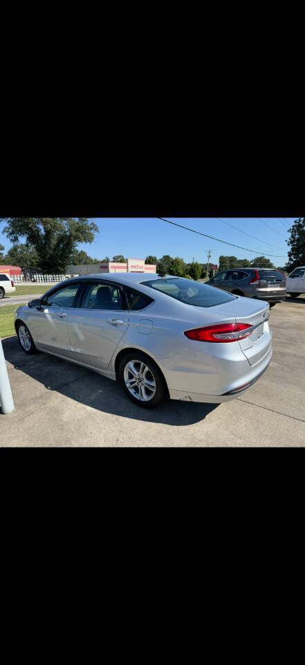 Used 2018 Ford Fusion SE w/ Fusion SE Technology Package FWD image 3