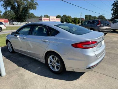 Used 2018 Ford Fusion SE w/ Fusion SE Technology Package FWD image 3