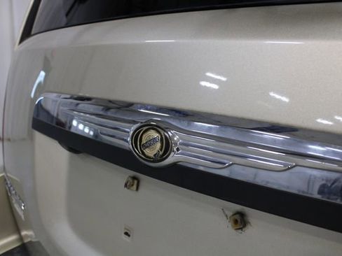 Used 2010 Chrysler Town & Country Touring FWD image 28