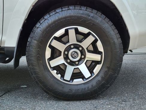 Used 2018 Toyota 4Runner TRD Off-Road Premium AWD/4WD image 17
