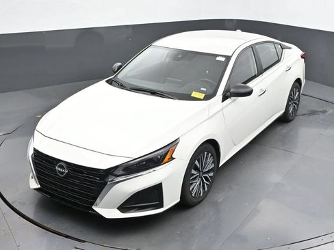Used 2025 Nissan Altima 2.5 SV FWD image 39