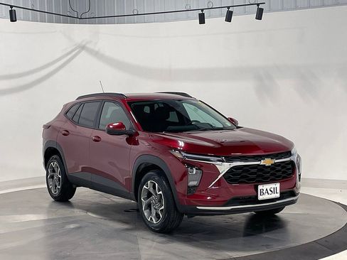 Used 2025 Chevrolet Trax LT w/ LT Convenience Package FWD image 38