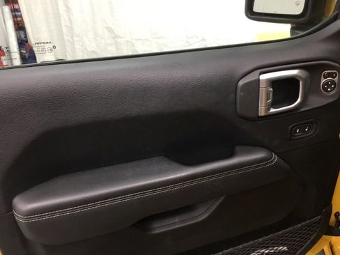 Used 2019 Jeep Wrangler Unlimited Sahara w/ Quick Order Package 24M Moab AWD/4WD image 8