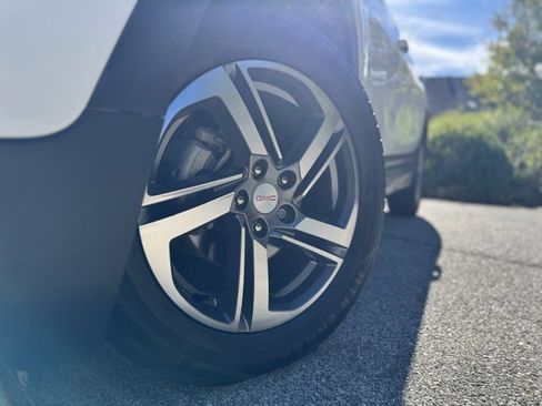 Used 2021 GMC Terrain SLT image 2