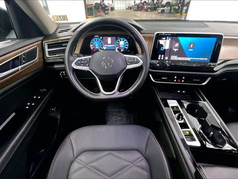 Used 2025 Volkswagen Atlas SE AWD/4WD image 18