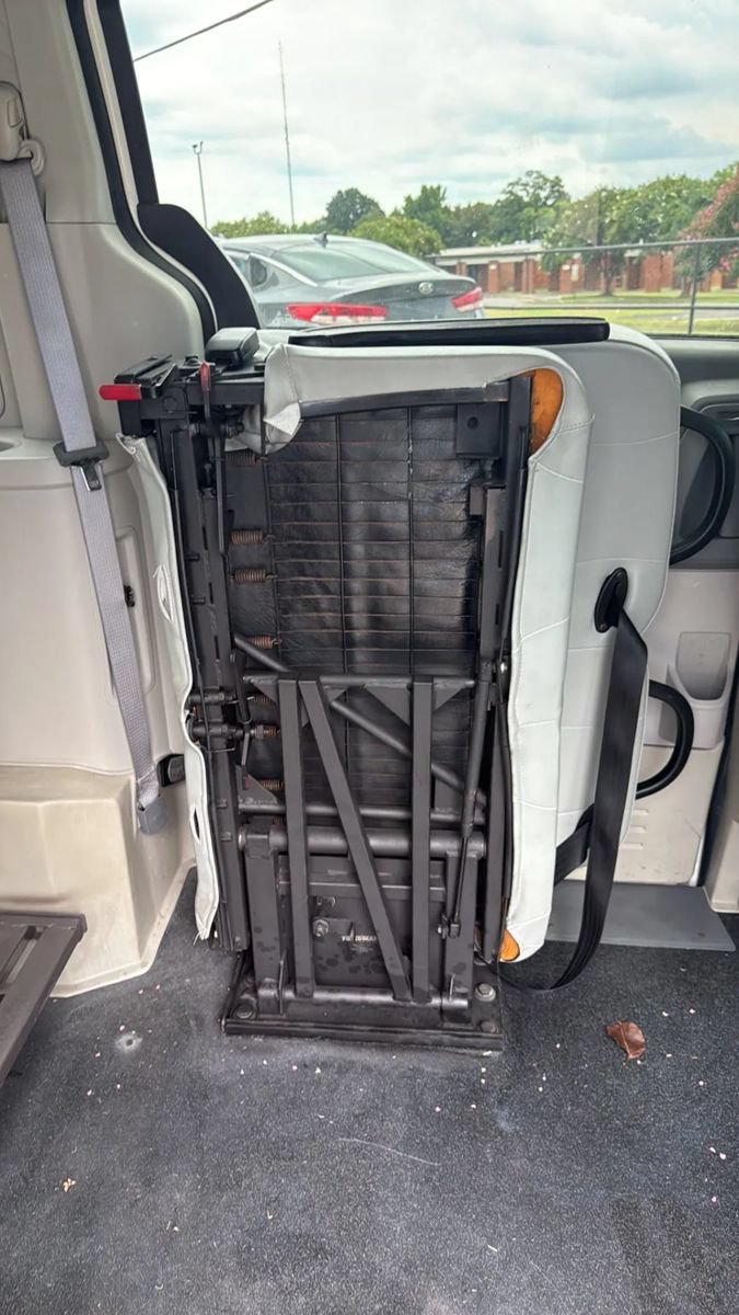 Used 2010 Dodge Grand Caravan SE w/ Climate Group FWD image 25
