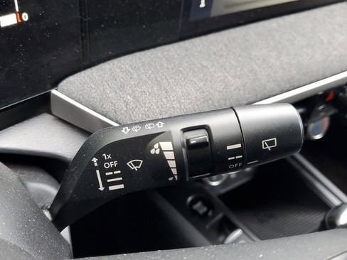 Used 2025 Nissan Kicks SV FWD image 31