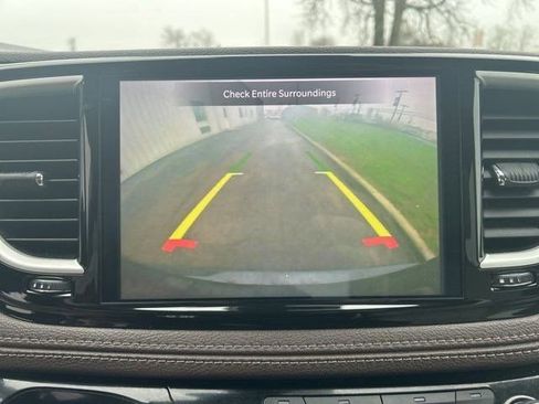 Used 2021 Chrysler Pacifica Touring-L image 25
