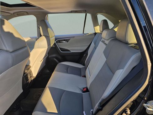 Used 2020 Toyota RAV4 XLE Premium image 18