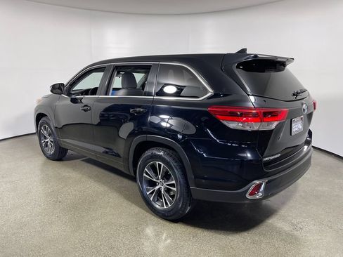 Used 2018 Toyota Highlander Plus w/ Carpet Mat Package (TMS) FWD image 5